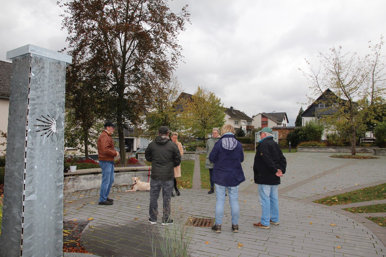 Auch die Presse war bei der Pflanzungder Rose auf dem Pilgerrastplatz in Remblinghausen anwesend (Foto: Altertumskommission/ Steinkrüger).