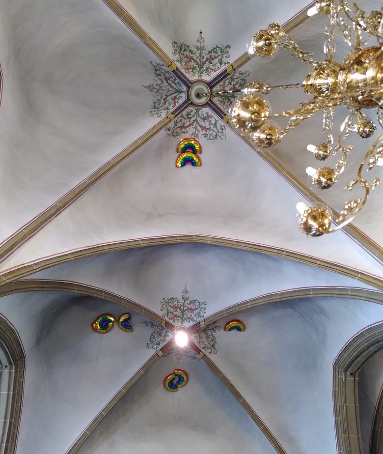 An der Decke der Clemenskirche fanden sich Regenbogen-Ballons.
