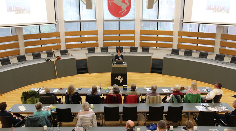 Ulrike Steinkrüger führte die Gäste in die Thematik ein (Foto: Altertumskommission/Potthoff)