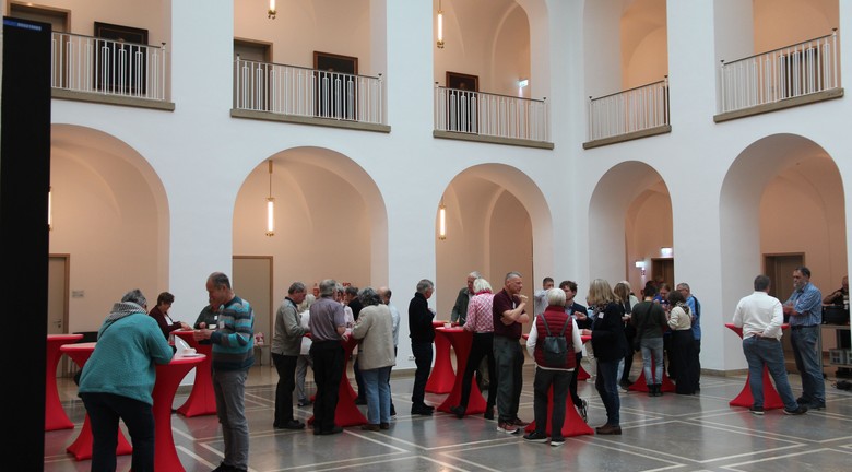 Gäste in angeregten Gesprächen in der Mittagspause (Foto: Altertumskommission/Potthoff).