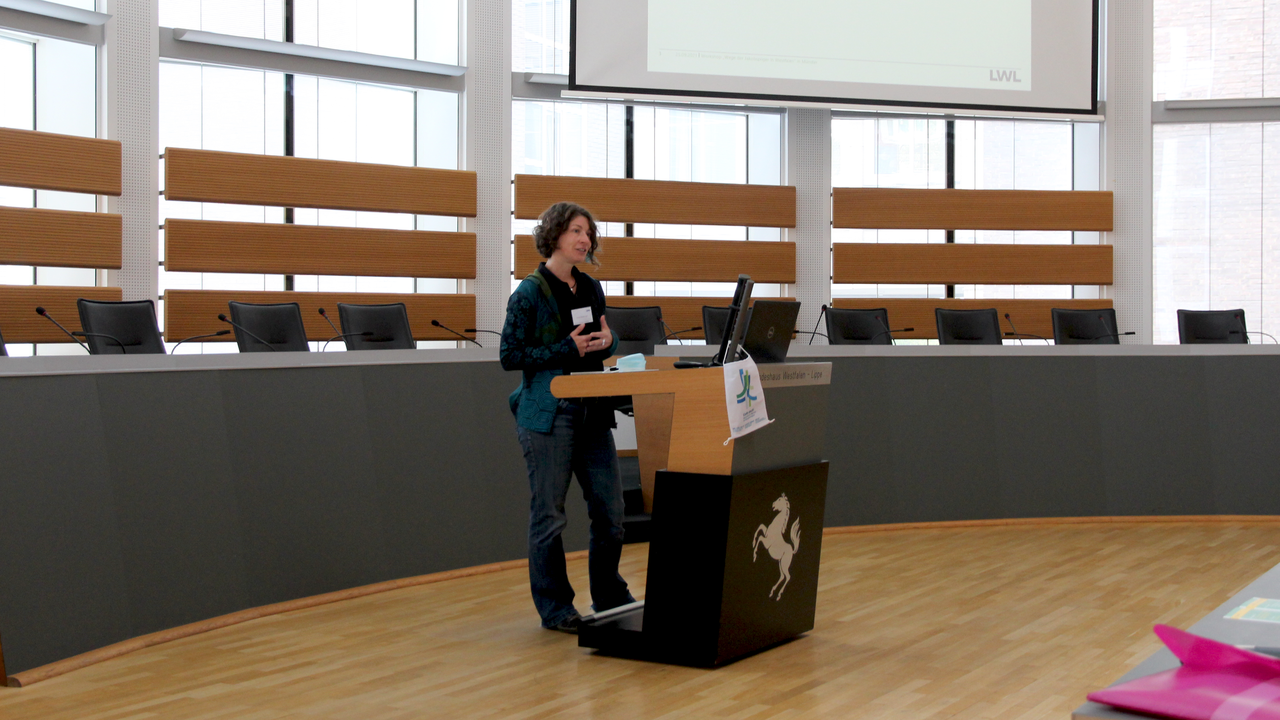 Projektleiterin Ulrike Steinkrüger gibt den Teilnehmer:innen eine kurze Einführung.