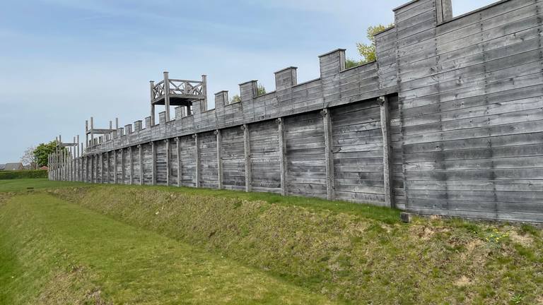Die Rekonstruktion des Westtores und der Holz-Erde-Mauer des römischen Hauptlagers in Haltern am See.