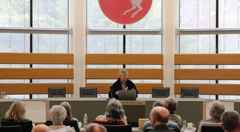 Ein von Kindern und Jugendlichen aufgeführtes Oratorium pilgerte mit Heinz Hecking durch Westfalen (Foto: Altertumskommission/Potthoff)