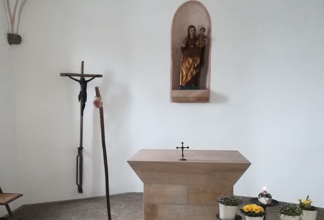 In der Bartholomäuskapelle findet sich ein Pilgerstab mit Muschel neben dem Altar (Foto: AKo/U. Steinkrüger).