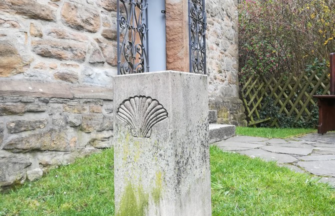 Vor der Bartholomäuskapelle wurde eine Steele mit Muschelzeichen aufgestellt (Foto: AKo/U. Steinkrüger).