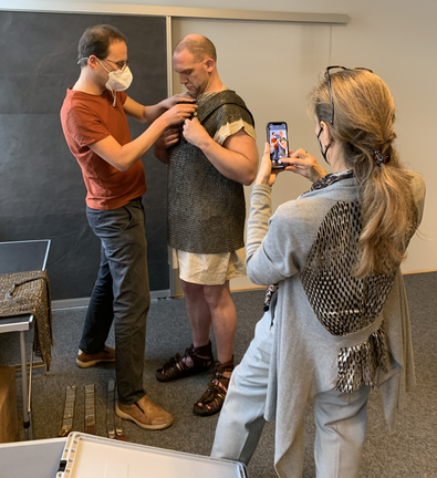 Expertise, Detailtreue und enge Abstimmungen am Filmset für die VR-Produktion, das Ganze unter Corona-Bedingungen: Matthias Bensch kostümiert den Legionärs-Darsteller, Maria Courtial dokumentiert ...