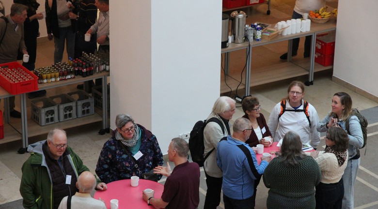 Gäste in angeregten Gesprächen in der Mittagspause (Foto: Altertumskommission/Potthoff)