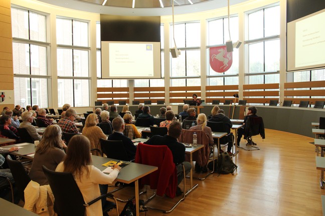 Ulrike Steinkrüger führte in die Thematik ein und gab einen Überblick über Neuigkeiten seit dem letzten Workshop (Foto: Altertumskommission).