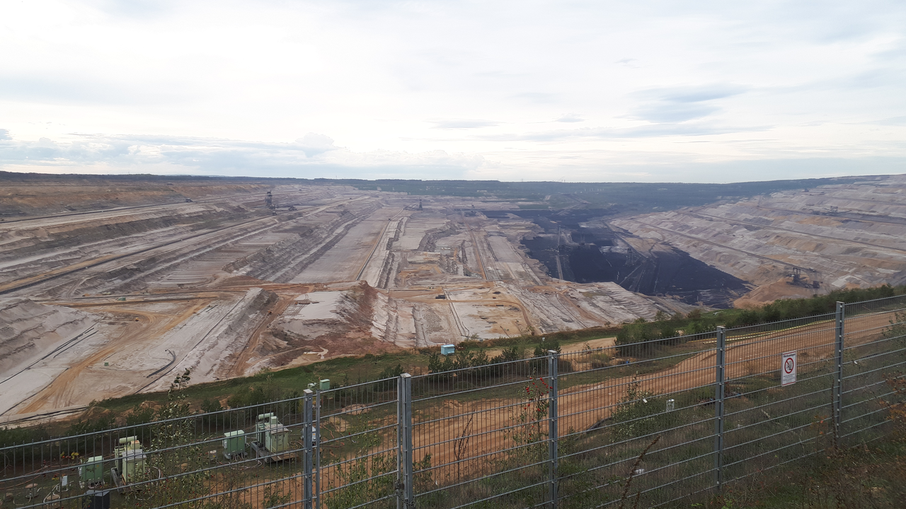 Der Tagebau der betriebsfläche "Hambach" greift mehrere Hundert Meter tief in in den Boden ein.