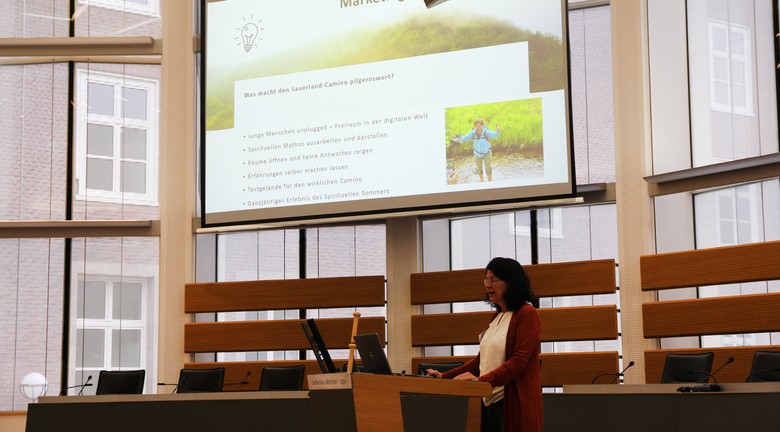 Sabine Risse stellte das touristische Produkt Sauerland-Camino vor (Foto: Altertumskommission/Potthoff)