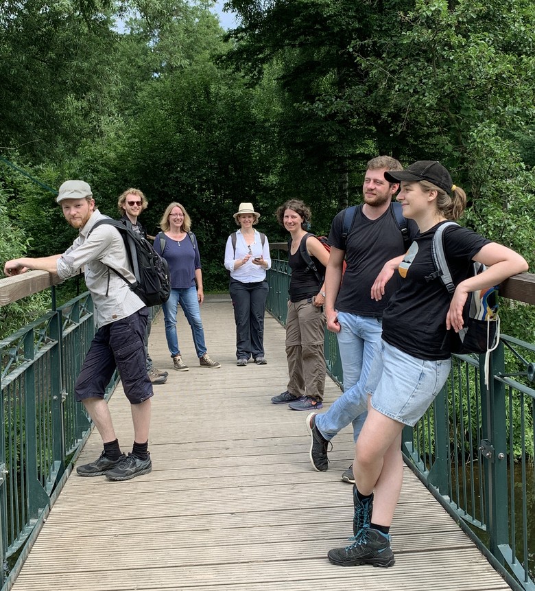 Gruppenfoto an der Brücke über die Ems.