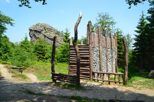 Rekonstruktion der Befestigung an den Bruchhauser Steinen