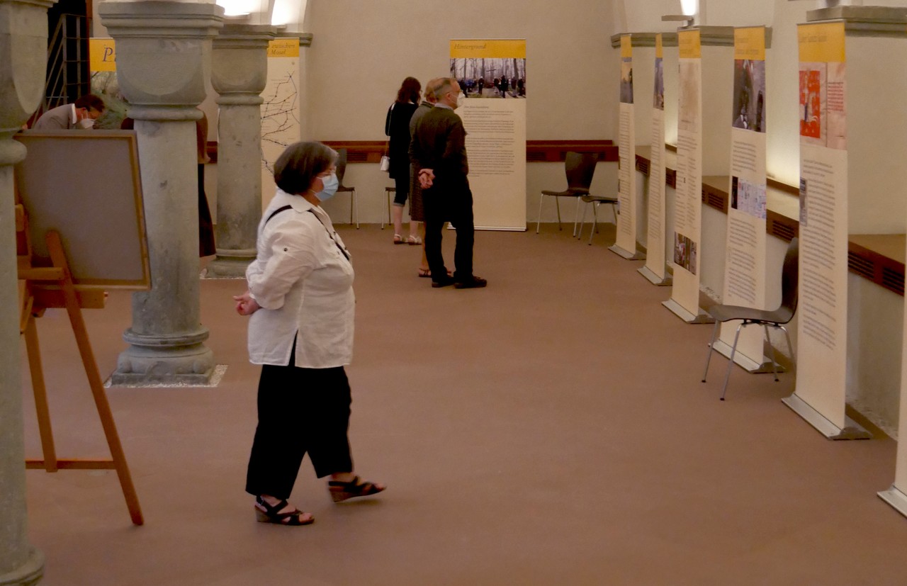 Interessierte Besucher:innen der Wanderausstellung (Foto: Jakobusfreunde Paderborn).