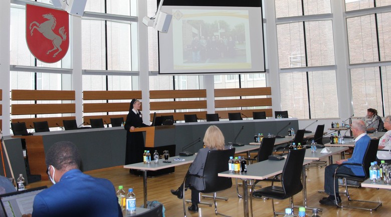 Schwester M. Hanna-Lucia Hechinger erzählt dem Publikum von dem Pilgerwegenetz der Schönstatt-Bewegung.