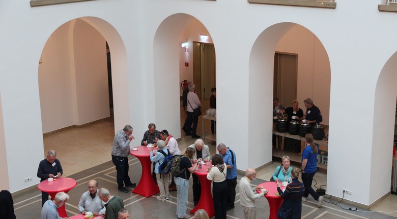 Gäste in angeregten Gesprächen in der Mittagspause (Foto: Altertumskommission/Potthoff).
