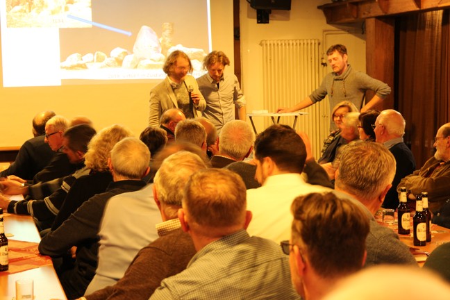 Die Projektmitarbeiter Leo Klinke, Felix Faasen und Florian Jüngerich sichten bereits beim Kick-off die Fotos der Bürger