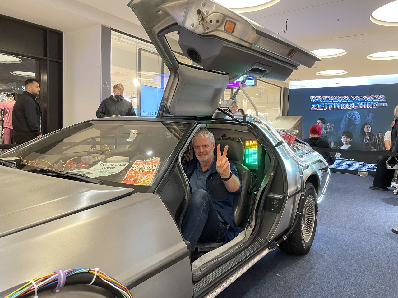 Zeitreise im DeLorean: Prof. Michael Baales am letzten Tag der Roadshow.