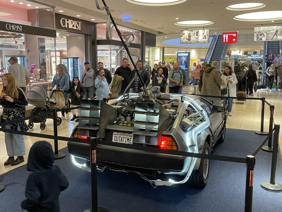 Unser Eyecatcher tut, was er soll: Der DeLorean zieht das Publikum wie magisch an – hier in der Thier Galerie in Dortmund ...