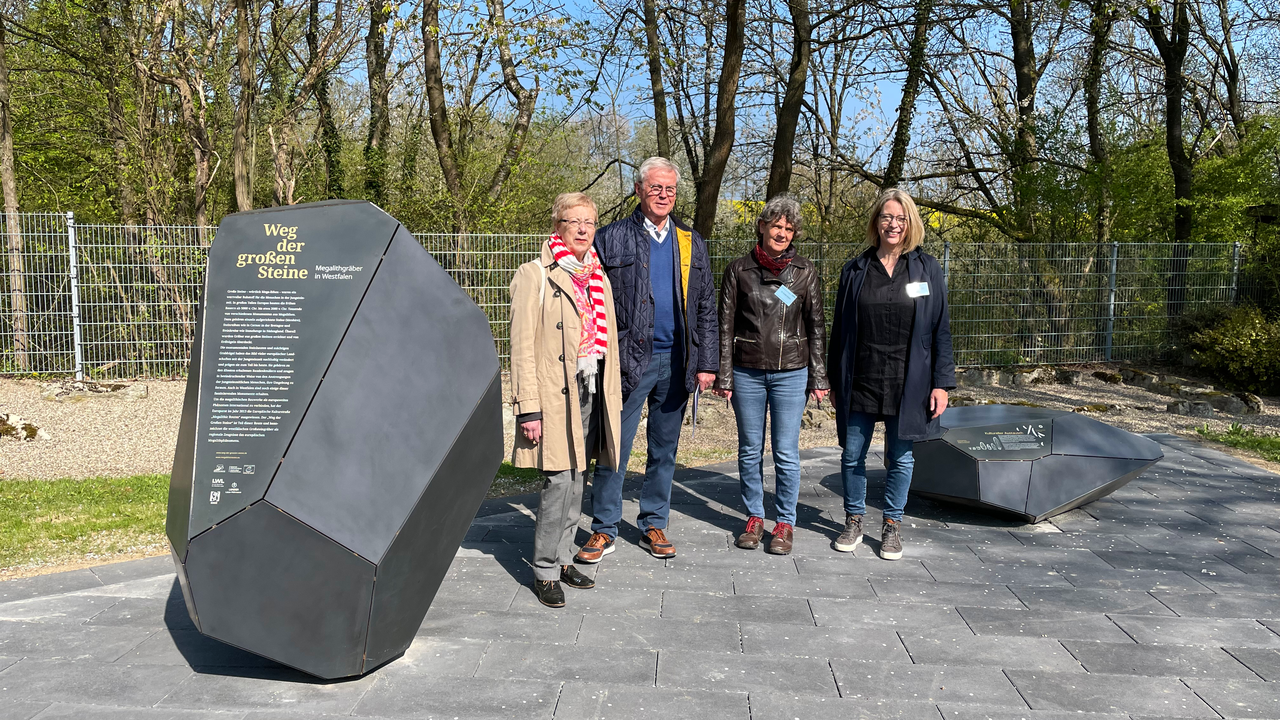 Ch. Mackensen, K. Baumann mit A. Dickers und V. Brieske an der Steinkiste in Hiddingsen (Foto: AKo/Lammers).
