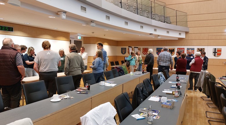 Neben dem Führen lebhafter Diskussionen wurden beim World Café am Nachmittag konstruktive Ideen zusammengetragen (Foto: Altertumskommission/Brieske)