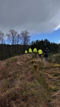 Das schwere Gerät wird übers Gelände getragen (Riering/AKo)