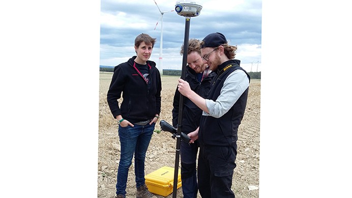 Louise Tharandt, Felix Faasen und Leo Klinke messen die Fundstelle beim Großsteingrab Wewelsburg II per GPS ein.