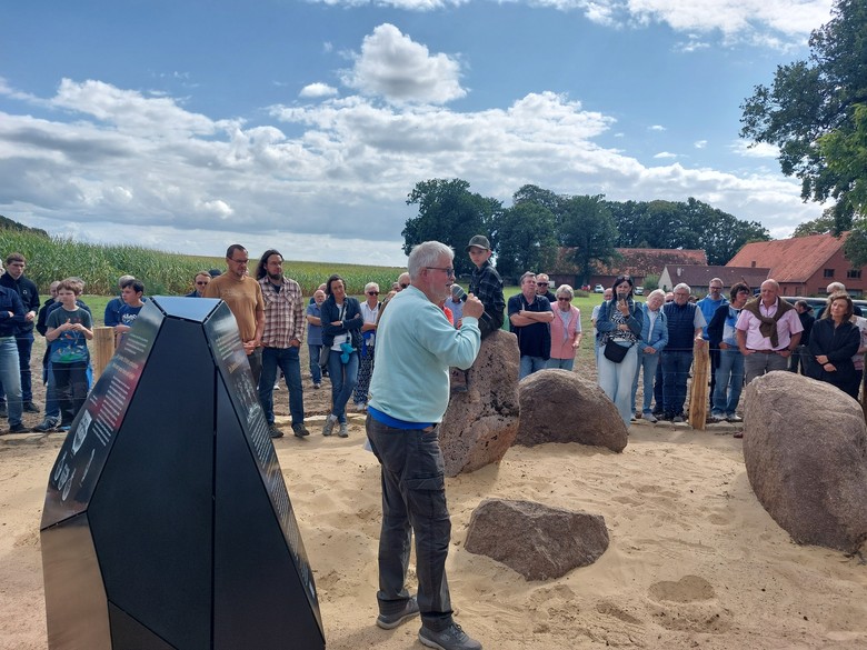 Erläuterungen zur Bedeutung des Seester Großsteingrabs für die Menschen der Jungsteinzeit durch Dr. Wieland Wienkämper von der Geschichtswerkstatt des Kultur- und Heimatvereins (Foto: Dr. Vera Brieske).