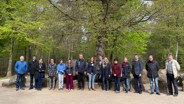 Gruppenfoto an den Düwelsteenen.