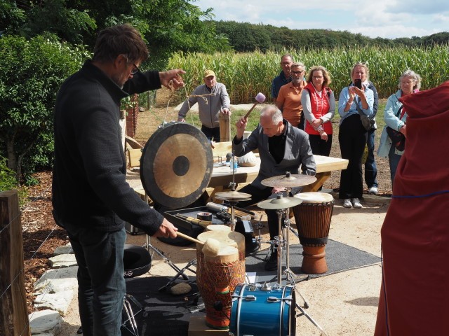 Die Musiker Axel Gerdes und Gerrit Baumann bereicherten die Einweihung durch ihren musikalischen Beitrag (Foto: Erwin Strübbe).